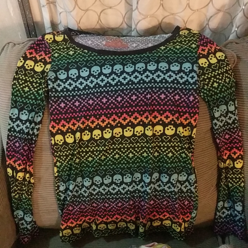 Long sleeve rainbow scoop-neck skull t-shirt